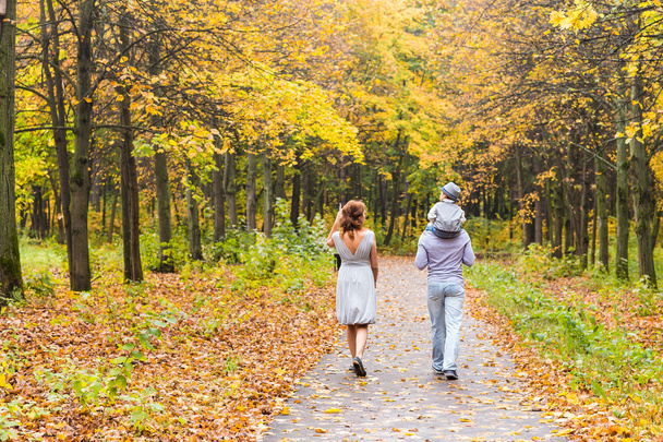 Familia joven caminando en el parque un día de otoño
 - Foto, imagen