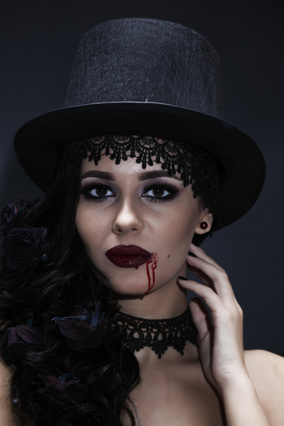 Portrét nádherná brunetka s kloboukem na černém pozadí - Fotografie, Obrázek