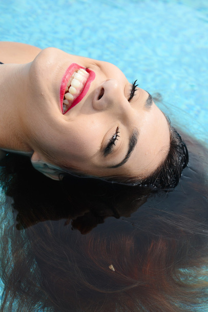 kaunis nuori nainen rentouttava vedessä uima-altaalla
 - Valokuva, kuva