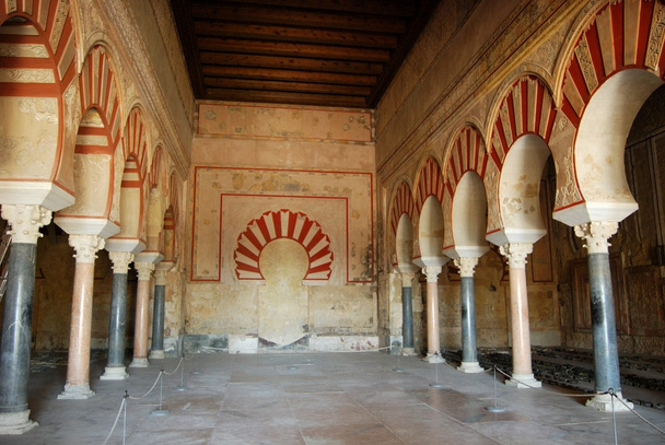 セントラル・ネーヴ、アブド・アル・ラーマン三世のホール、メディナ・アザハラ、スペイン. - 写真・画像