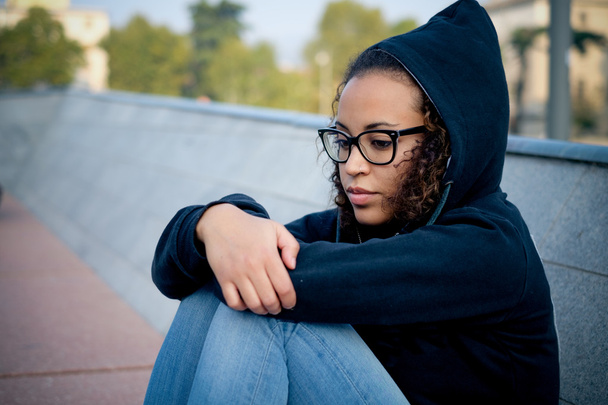 traurige junge afroamerikanische Mädchen allein - Foto, Bild