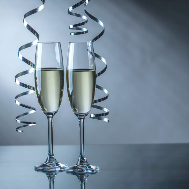 Two champagne glasses - Foto, afbeelding