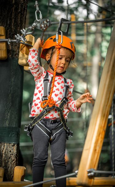 sports happy kid climbs through the ropes - Foto, Bild