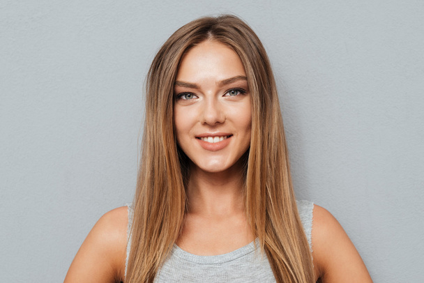 Close up portrait of casual smiling girl looking at camera - Foto, Imagem