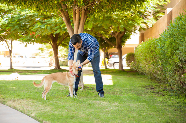 człowiek przy jego psa na spacer  - Zdjęcie, obraz