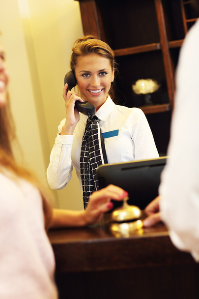 mooie receptioniste antwoordende telefoon - Foto, afbeelding