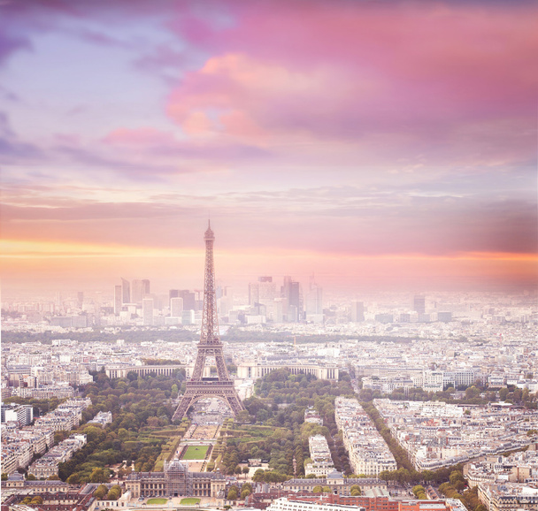 Eiffel-torony Párizsban, a naplemente. - Fotó, kép