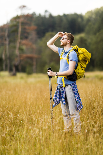 Young man hiking - Foto, Bild