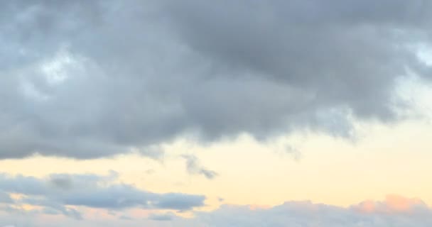 Wolken bij zonsondergang. Plateau van Kara-zeggen - Video