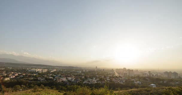 Puesta de sol sobre Almaty
 - Imágenes, Vídeo