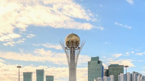 Astana, Baiterek op een achtergrond van wolken - Video