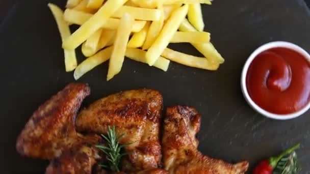 Sült sült csirke szárnyak krumplival és a mártással - Felvétel, videó