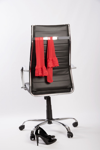 Красные грабители на офисном стуле
 - Фото, изображение