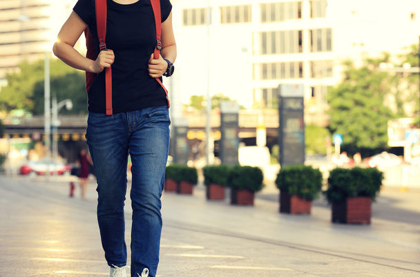 Şehir cadde üzerinde yürüyen kadın - Fotoğraf, Görsel