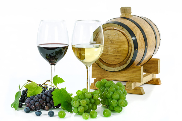 Two types of wine and grapes - Foto, imagen