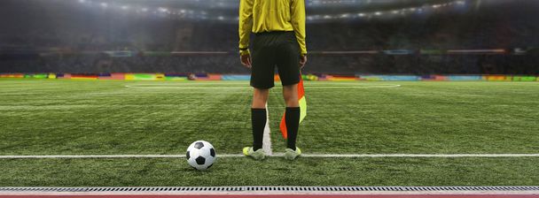 Erotuomari jalkapallo peli seisoo kentällä ennen peliä, rea
 - Valokuva, kuva
