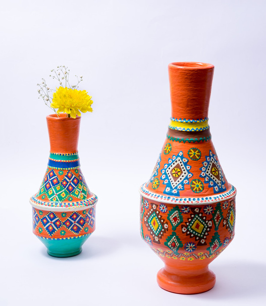 Две разноцветные вазы из керамики с желтым цветом на белом фоне
 - Фото, изображение