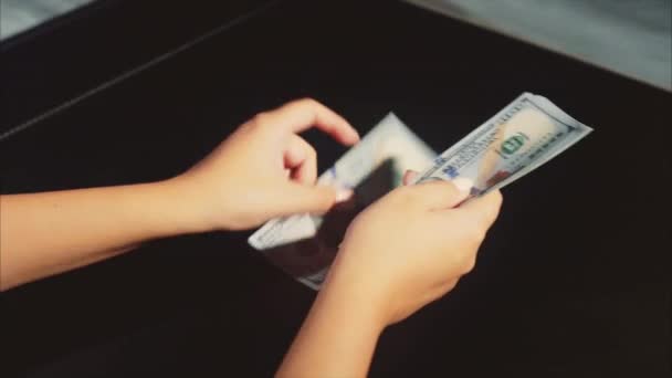 Žena ruce hrabě zisk pack dolarů, na černém pozadí - Záběry, video
