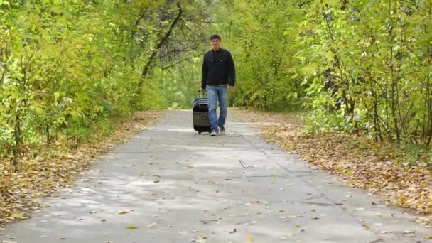 Mann mit Koffer läuft auf Gehweg - Filmmaterial, Video