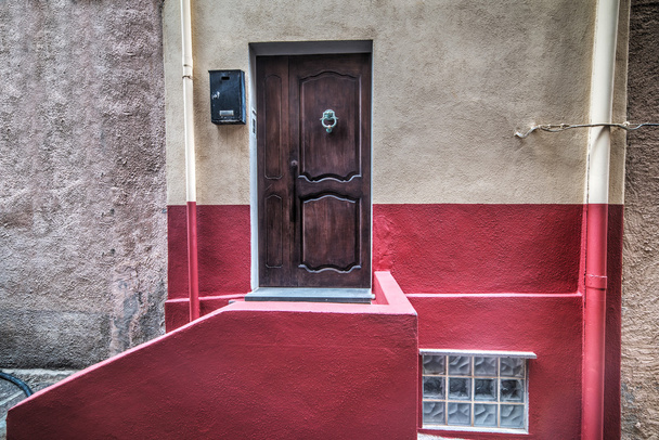 fachada amarilla y roja en Cerdeña
 - Foto, Imagen
