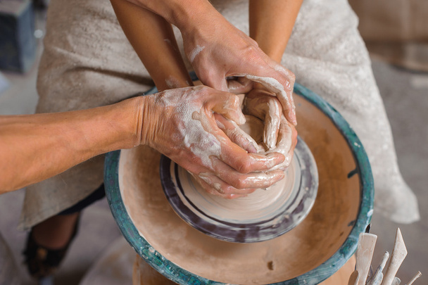 Potter teaches how make clay pot - Foto, afbeelding