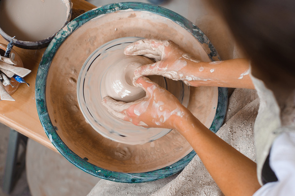 Potter teaches how make clay pot - Foto, immagini