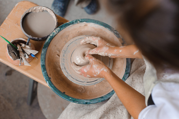 Potter teaches how make clay pot - Foto, imagen