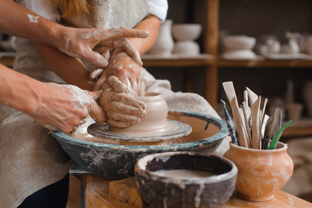 Поттер учит, как сделать глиняный горшок
 - Фото, изображение