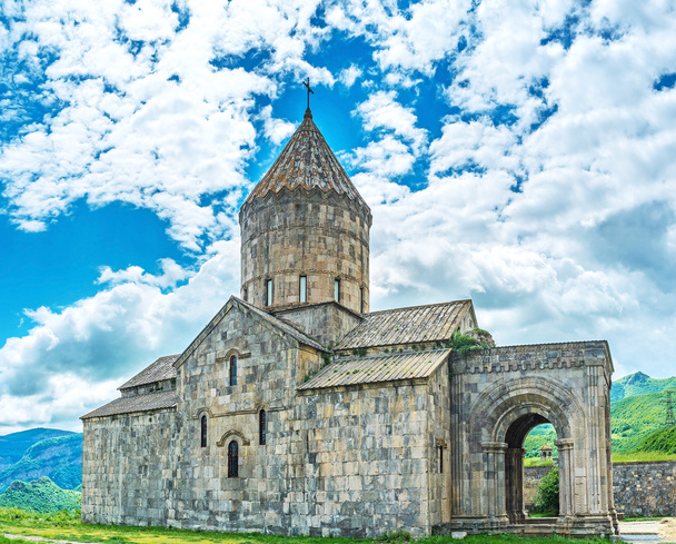 La cathédrale Saint-Pierre-et-Paul du monastère de Tatev
 - Photo, image