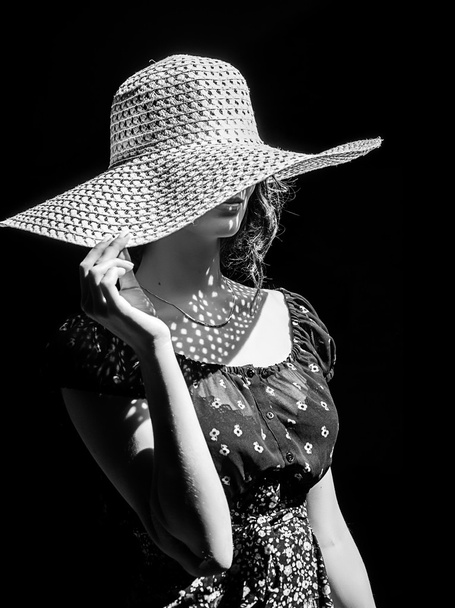 Kobieta w kapeluszu obejmujących oczy - Zdjęcie, obraz