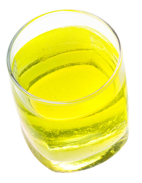 Vaso de agua carbonatada amarilla con vitamina
 - Foto, imagen
