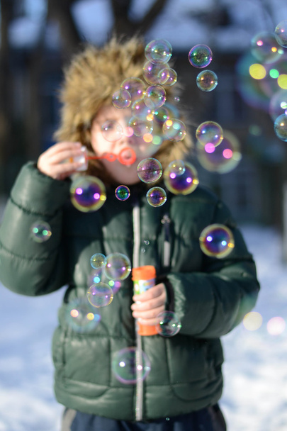 burbujas de jabón en el fondo del niño
 - Foto, imagen