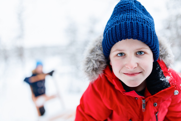 Schattige jongen buitenshuis op winter - Foto, afbeelding