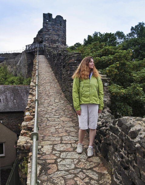 Una donna sul muro della città, Conwy
 - Foto, immagini