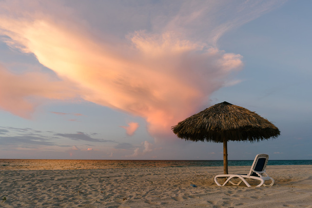 Paraplu op het strand in de zonsondergang uren, Cuba - Foto, afbeelding