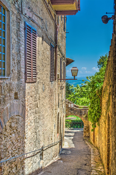 keskeny backstreet San Gimignano-ban - Fotó, kép
