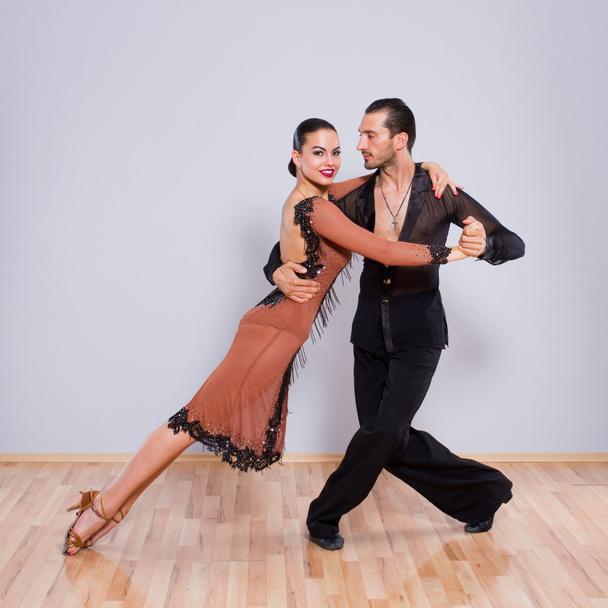 νεαρό ζευγάρι που χορεύει - Φωτογραφία, εικόνα