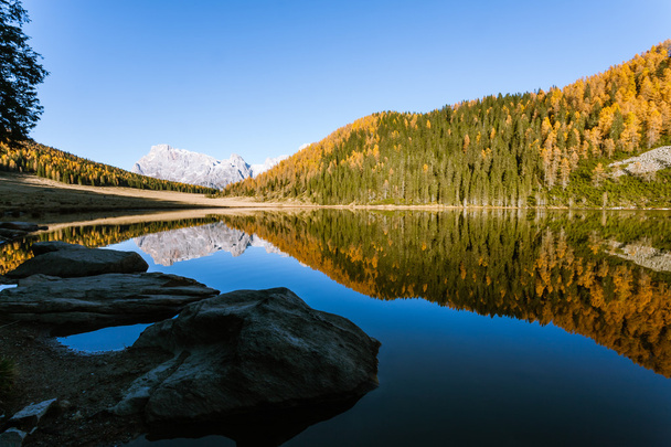 Reflexiones sobre el agua, panorama otoñal desde el lago de montaña
 - Foto, imagen