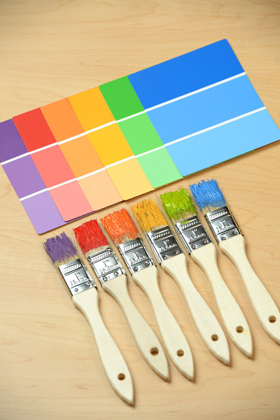 Pinceles con muestras de color de pintura
 - Foto, Imagen