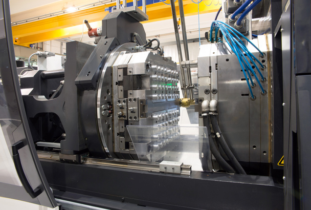 Máquinas de moldeo por inyección en una fábrica grande
 - Foto, Imagen