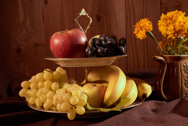 Fruit bowl on the table - Fotoğraf, Görsel