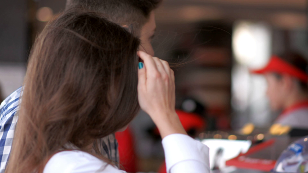Nuori pari ostaa pikaruokaa pikaruokaravintolasta
 - Materiaali, video