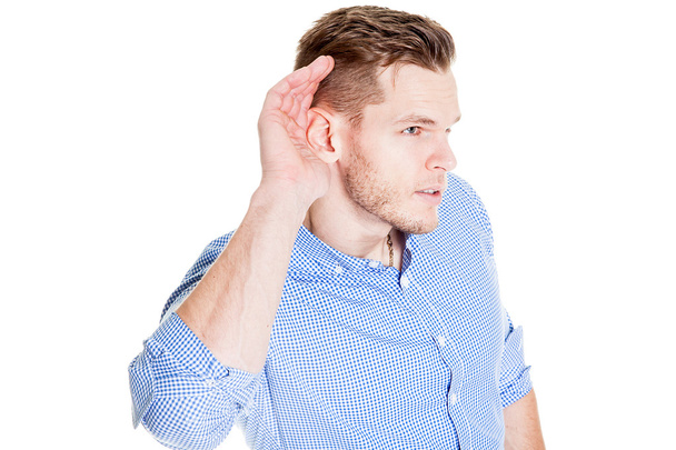 Uomo con problemi di udito che fatica a sentire cipiglio mentre si tiene la mano all'orecchio nel tentativo di migliorare l'acustica
 - Foto, immagini