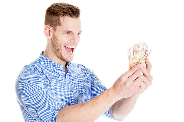 radosny młody człowiek z brodą trzyma banknoty na białym tle - Zdjęcie, obraz