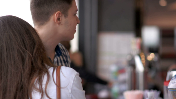 junges Paar kauft Fastfood im Fastfood-Restaurant - Filmmaterial, Video