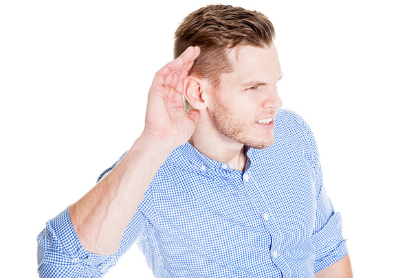 Uomo con problemi di udito che fatica a sentire cipiglio mentre si tiene la mano all'orecchio nel tentativo di migliorare l'acustica
 - Foto, immagini