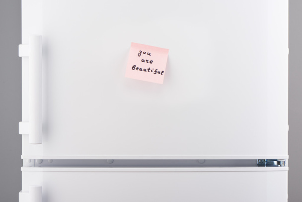 You are beautiful note on pink paper on white refrigerator  - Fotoğraf, Görsel