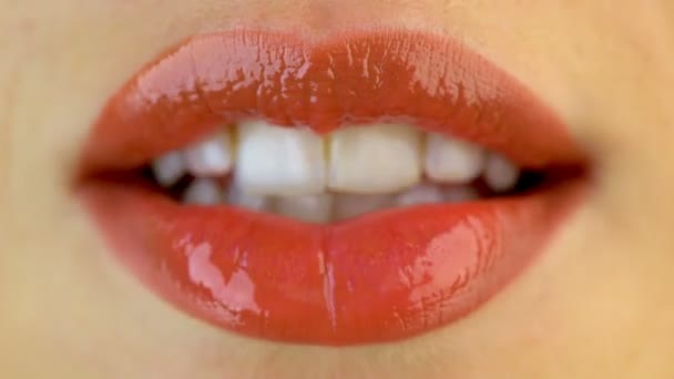 Nahaufnahme beweglicher weiblicher Lippen. - Filmmaterial, Video