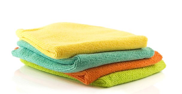 Pila di asciugamani colorati su bianco
 - Foto, immagini
