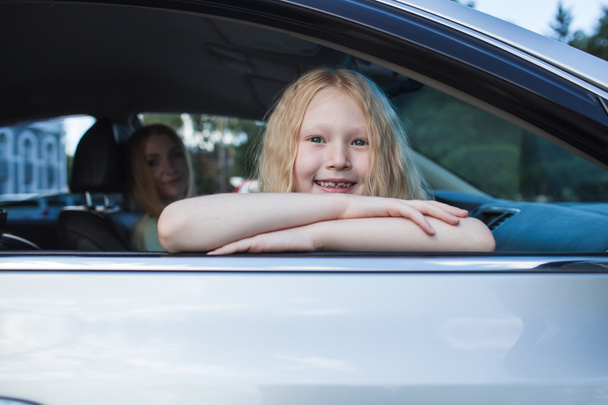 petite fille assise dans la voiture près de la fenêtre
 - Photo, image